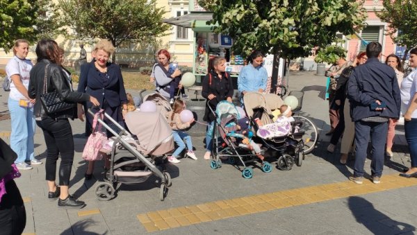 МАМЕ И БЕБЕ У КОЛИЦИМА: Шетњом у центру Зењанина показују значај дојења (ФОТО) МАМЕ И БЕБЕ У КОЛИЦИМА: Шетњом у центру Зењанина показују значај дојења (ФОТО)