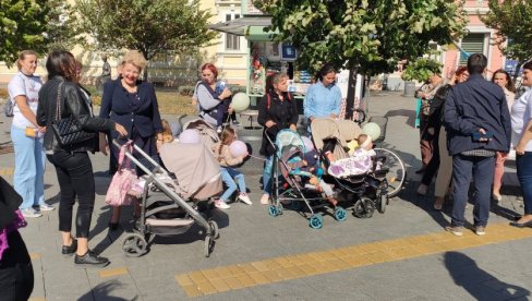 МАМЕ И БЕБЕ У КОЛИЦИМА: Шетњом у центру Зењанина показују значај дојења (ФОТО) МАМЕ И БЕБЕ У КОЛИЦИМА: Шетњом у центру Зењанина показују значај дојења (ФОТО)
