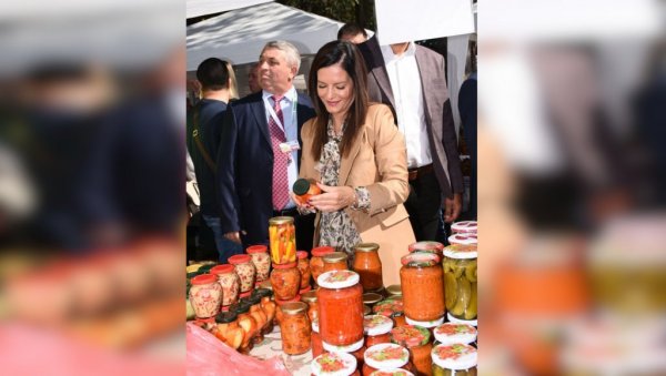 УЗ ТЕГЛУ И РЕЦЕПТ: Марија Обрадовић на Фестивалу зимнице у Коцељеви УЗ ТЕГЛУ И РЕЦЕПТ: Марија Обрадовић на Фестивалу зимнице у Коцељеви