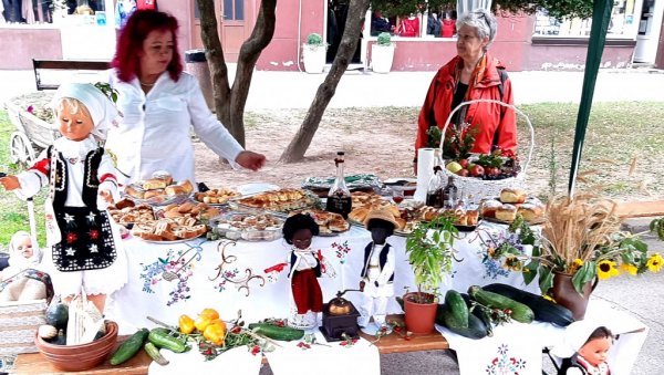 ЧУВАЈУ ТРАДИЦИЈУ И РЕЦЕПТЕ НАШИХ БАКА: Одржани седми Гастро сусрети у Модричи (ФОТО) ЧУВАЈУ ТРАДИЦИЈУ И РЕЦЕПТЕ НАШИХ БАКА: Одржани седми Гастро сусрети у Модричи (ФОТО)