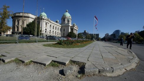 OBNOVA PLATOA KOD SKUPŠTINE: Čekaju se majstori da počnu posao na prostoru ispred parlamenta OBNOVA PLATOA KOD SKUPŠTINE: Čekaju se majstori da počnu posao na prostoru ispred parlamenta