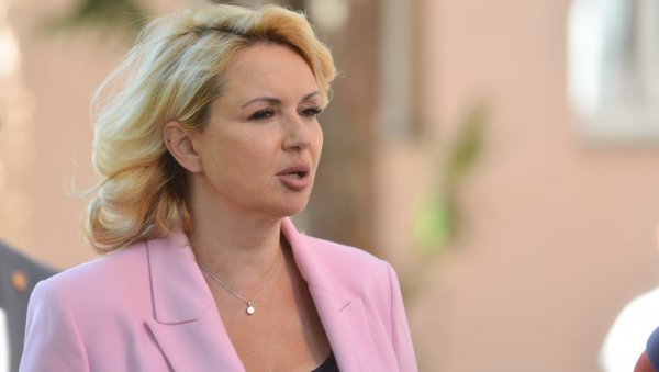 ДАРИЈА КИСИЋ ТЕПАВЧЕВИЋ ЧЕСТИТАЛА МАЛИШАНИМА: Нека сваки дан буде Дан детета! (ФОТО) ДАРИЈА КИСИЋ ТЕПАВЧЕВИЋ ЧЕСТИТАЛА МАЛИШАНИМА: Нека сваки дан буде Дан детета! (ФОТО)