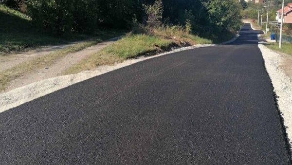 РАДОВИ НА ЧУКАРИЦИ: Завршено асфалтирање улице у Сремчици РАДОВИ НА ЧУКАРИЦИ: Завршено асфалтирање улице у Сремчици