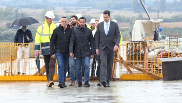 МОМИРОВИЋ ОБИШАО МОСТ НА САВИ: Једанаест нових локалних путева за Шабац (ФОТО) МОМИРОВИЋ ОБИШАО МОСТ НА САВИ: Једанаест нових локалних путева за Шабац (ФОТО)