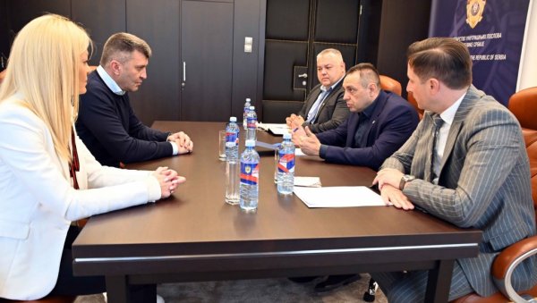 МИНИСТАР ВУЛИН: Објекти Поште Србије безбедни - Грађани Србије могу да буду мирни и спокојни МИНИСТАР ВУЛИН: Објекти Поште Србије безбедни - Грађани Србије могу да буду мирни и спокојни