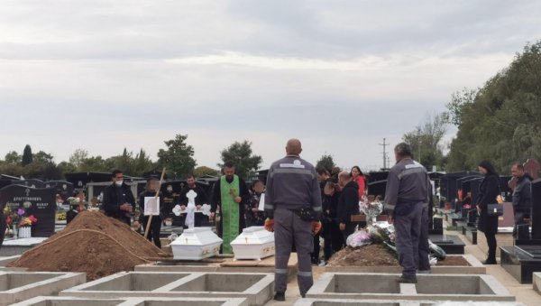 САХРАЊЕНЕ СЕСТРЕ ИЗ ОБРЕНОВЦА: Уз болне јауке мајке, Миа и Мина испраћене на вечни починак (ФОТО) САХРАЊЕНЕ СЕСТРЕ ИЗ ОБРЕНОВЦА: Уз болне јауке мајке, Миа и Мина испраћене на вечни починак (ФОТО)