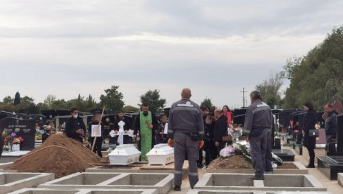САХРАЊЕНЕ СЕСТРЕ ИЗ ОБРЕНОВЦА: Уз болне јауке мајке, Миа и Мина испраћене на вечни починак (ФОТО) САХРАЊЕНЕ СЕСТРЕ ИЗ ОБРЕНОВЦА: Уз болне јауке мајке, Миа и Мина испраћене на вечни починак (ФОТО)