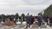САХРАЊЕНЕ СЕСТРЕ ИЗ ОБРЕНОВЦА: Уз болне јауке мајке, Миа и Мина испраћене на вечни починак (ФОТО) САХРАЊЕНЕ СЕСТРЕ ИЗ ОБРЕНОВЦА: Уз болне јауке мајке, Миа и Мина испраћене на вечни починак (ФОТО)