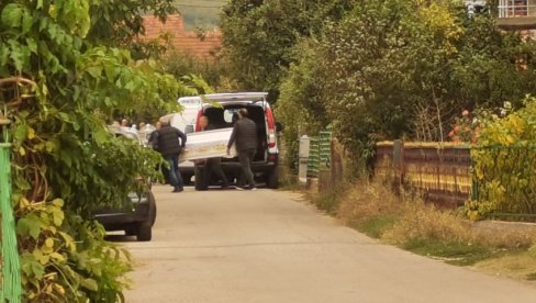 ПОТРЕСАН СНИМАК: Тела Ђокића допремљена у кућу Горанове мајке, болни крици и јауци одзвањају улицом (ВИДЕО) ПОТРЕСАН СНИМАК: Тела Ђокића допремљена у кућу Горанове мајке, болни крици и јауци одзвањају улицом (ВИДЕО)