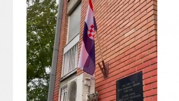 СКАНДАЛ У НОВОМ САДУ: Уместо српске вијори се хрватска застава, отворена врата МЗ Лиман (ВИДЕО) СКАНДАЛ У НОВОМ САДУ: Уместо српске вијори се хрватска застава, отворена врата МЗ Лиман (ВИДЕО)
