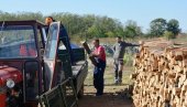 БРИГА СВИЛАЈНЦА ЗА РАСЕЉЕНЕ СА КиМ: Тридесет социјално угрожених породица добило огрев БРИГА СВИЛАЈНЦА ЗА РАСЕЉЕНЕ СА КиМ: Тридесет социјално угрожених породица добило огрев
