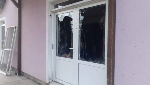 БАЧЕНА БОМБА НА КУЋУ КОД АПАТИНА: Породица у страху, мештани у шоку - нанета огромна материјална штета БАЧЕНА БОМБА НА КУЋУ КОД АПАТИНА: Породица у страху, мештани у шоку - нанета огромна материјална штета