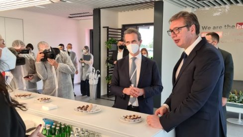 SRBIJA ĆE POSTATI NAJSLAĐE MESTO NA SVETU: Predsednik Vučić objavio snimak uz čestitku Novosađanima (VIDEO) SRBIJA ĆE POSTATI NAJSLAĐE MESTO NA SVETU: Predsednik Vučić objavio snimak uz čestitku Novosađanima (VIDEO)