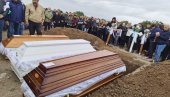 САХРАЊЕНА ПОРОДИЦА ЂОКИЋ: Мајчин лелек одзвања гробљем - „Пустите мене да легнем уместо њих” (ФОТО/ВИДЕО) САХРАЊЕНА ПОРОДИЦА ЂОКИЋ: Мајчин лелек одзвања гробљем - „Пустите мене да легнем уместо њих” (ФОТО/ВИДЕО)