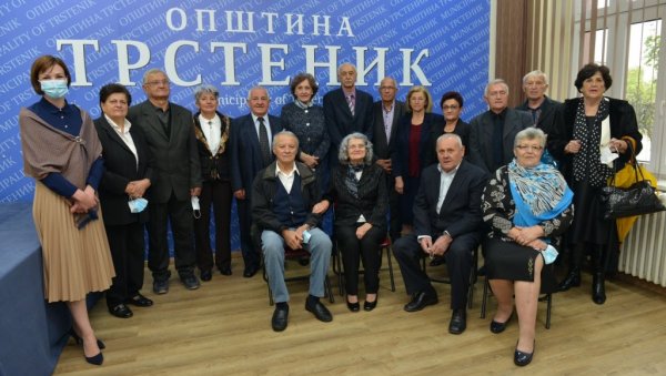 ЗЛАТНА СВАДБА ЗА ОСАМ ПАРОВА! Венчали су се давне 1971. и још су у срећном браку! ЗЛАТНА СВАДБА ЗА ОСАМ ПАРОВА! Венчали су се давне 1971. и још су у срећном браку!