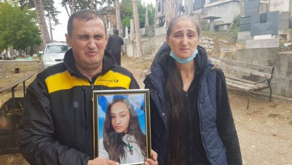 ЧЕКАЛИ УНУКЕ, А ДОЧЕКАЛИ ДА САХРАНЕ ЋЕРКУ Неутешни родитељи: За кога сада да живимо кад више нема наше Јоване ЧЕКАЛИ УНУКЕ, А ДОЧЕКАЛИ ДА САХРАНЕ ЋЕРКУ Неутешни родитељи: За кога сада да живимо кад више нема наше Јоване