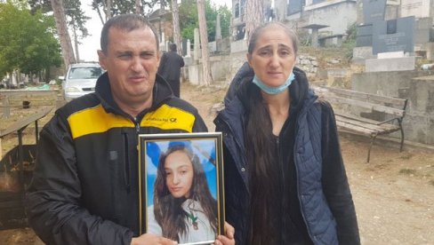 ČEKALI UNUKE, A DOČEKALI DA SAHRANE ĆERKU Neutešni roditelji: Za koga sada da živimo kad više nema naše Jovane ČEKALI UNUKE, A DOČEKALI DA SAHRANE ĆERKU Neutešni roditelji: Za koga sada da živimo kad više nema naše Jovane