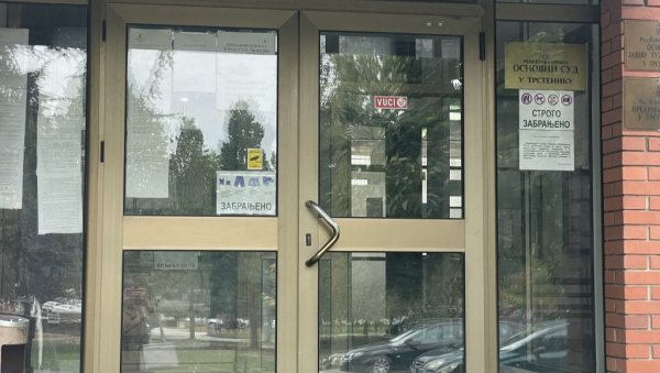 НАПАД НА ПРОФЕСОРКУ У ТРСТЕНИКУ: Одложено саслушање сведока, вештаци проценили да је ђак који је снимао инцидент – незрео (ВИДЕО) НАПАД НА ПРОФЕСОРКУ У ТРСТЕНИКУ: Одложено саслушање сведока, вештаци проценили да је ђак који је снимао инцидент – незрео (ВИДЕО)