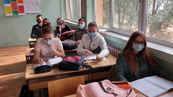 ДА ЛИ ЋЕ БИТИ ПРЕЛАСКА НА ОНЛАЈН НАСТАВУ? Огласио се министар Ружић, ево шта је рекао о ситуацији у школама ДА ЛИ ЋЕ БИТИ ПРЕЛАСКА НА ОНЛАЈН НАСТАВУ? Огласио се министар Ружић, ево шта је рекао о ситуацији у школама