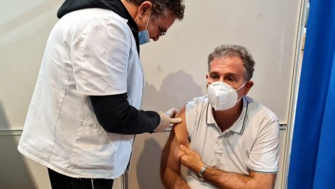 DRUGAČIJI REŽIM VAKCINACIJE TOKOM HLADNIJE SEZONE: Direktor ZC Vranje primio treću dozu vakcine i najavio izmene DRUGAČIJI REŽIM VAKCINACIJE TOKOM HLADNIJE SEZONE: Direktor ZC Vranje primio treću dozu vakcine i najavio izmene