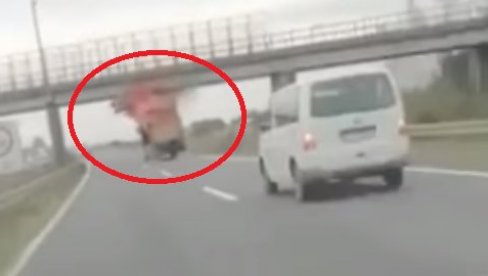 БИЗАРНА САОБРАЋАЈНА НЕСРЕЋА НА А3: Камионом се у пуној брзини забио у надвожњак (ВИДЕО) БИЗАРНА САОБРАЋАЈНА НЕСРЕЋА НА А3: Камионом се у пуној брзини забио у надвожњак (ВИДЕО)