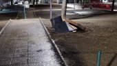 СКАНДАЛ У БЕОГРАДУ: Бахати возач улетео аутом у дечији паркић - Игралиште демолирано! (ФОТО)