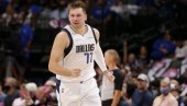 LUKA SE IGRAO, BOBI GLEDAO: Dončić flertovao sa tripl-dablom (VIDEO)