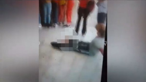 УЗНЕМИРУЈУЋИ СНИМАК ОБРАЧУНА У СУРЧИНСКОЈ ШКОЛИ: Дечак избоден бритвом током великог одмора (ВИДЕО) УЗНЕМИРУЈУЋИ СНИМАК ОБРАЧУНА У СУРЧИНСКОЈ ШКОЛИ: Дечак избоден бритвом током великог одмора (ВИДЕО)