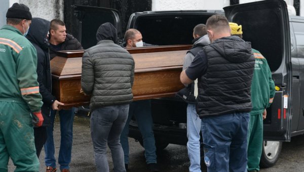 ТУГА СЕ НАДВИЛА НАД ВРЊАЧКОМ БАЊОМ: Сахрањена породиља Ана, лекари се боре за живот бебе ТУГА СЕ НАДВИЛА НАД ВРЊАЧКОМ БАЊОМ: Сахрањена породиља Ана, лекари се боре за живот бебе
