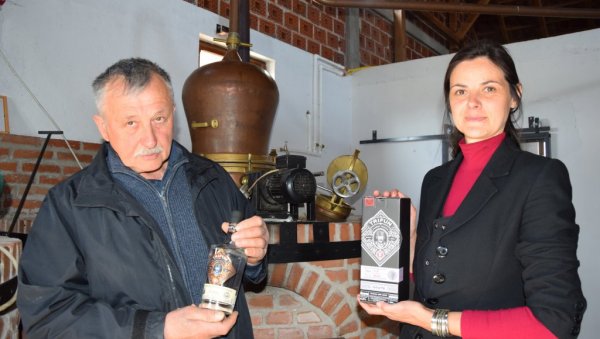 РАКИЈА ПО РЕЦЕПТУ ПРАДЕДЕ ТРИФУНА: Домаћин из околине Рековца са синовима наставио породичну традицију РАКИЈА ПО РЕЦЕПТУ ПРАДЕДЕ ТРИФУНА: Домаћин из околине Рековца са синовима наставио породичну традицију