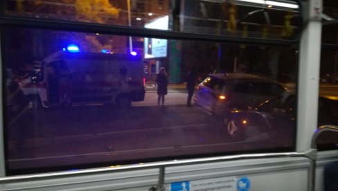 САОБРАЋАЈНА НЕСРЕЋА: Судар аутомобила на Чукарици, блокирана Улица маршала Толбухина САОБРАЋАЈНА НЕСРЕЋА: Судар аутомобила на Чукарици, блокирана Улица маршала Толбухина