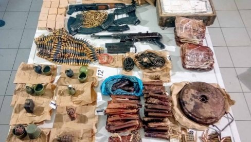 ПРОНАЂЕН АРСЕНАЛ ОРУЖЈА: Подгоричка полиција ухапсила Радосава Јеленића ПРОНАЂЕН АРСЕНАЛ ОРУЖЈА: Подгоричка полиција ухапсила Радосава Јеленића