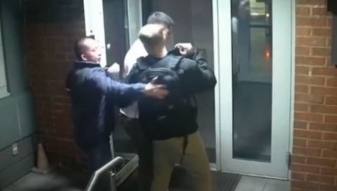DIPLOMATSKI SKANDAL U MOSKVI: Pijani američki marinci snimljeni u krađi, izbačeni iz Rusije (VIDEO) DIPLOMATSKI SKANDAL U MOSKVI: Pijani američki marinci snimljeni u krađi, izbačeni iz Rusije (VIDEO)