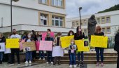 ВЕЛИКИ ПРОТЕСТ У УЛЦИЊУ: Грађани траже институционалну одговорност за изгубљени живот младе Шејле ВЕЛИКИ ПРОТЕСТ У УЛЦИЊУ: Грађани траже институционалну одговорност за изгубљени живот младе Шејле