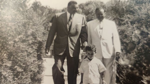 ФОТОСИ ЗА НАСЕРОВОГ СИНА: Маја Гојковић уручила слике оснивача Покрета несврстаних из архива Музеја Југославије ФОТОСИ ЗА НАСЕРОВОГ СИНА: Маја Гојковић уручила слике оснивача Покрета несврстаних из архива Музеја Југославије