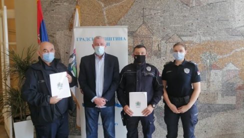 НАГРАЂЕНИ НАЈБОЉИ ВАТРОГАСАЦ И ПОЛИЦАЈАЦ: Традиционална додела награда у ГО Земун НАГРАЂЕНИ НАЈБОЉИ ВАТРОГАСАЦ И ПОЛИЦАЈАЦ: Традиционална додела награда у ГО Земун