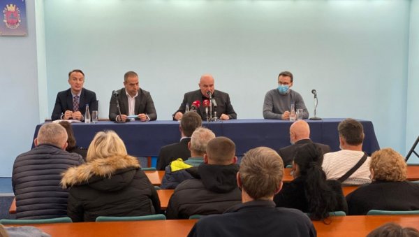 ПЕТКОВИЋ У ПОСЕТИ ЈАГОДИНИ: Разговарао са расељенима са КиМ и позвао их да гласају (ФОТО) ПЕТКОВИЋ У ПОСЕТИ ЈАГОДИНИ: Разговарао са расељенима са КиМ и позвао их да гласају (ФОТО)