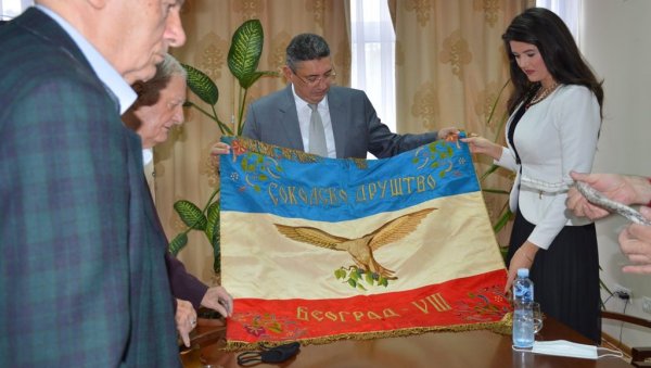 ЗАСТАВА СОКОЛСКОГ САВЕЗА НА ПОКЛОН ЧУКАРИЧАНИМА: Испод овог обележја низали су се спортски успеси ЗАСТАВА СОКОЛСКОГ САВЕЗА НА ПОКЛОН ЧУКАРИЧАНИМА: Испод овог обележја низали су се спортски успеси
