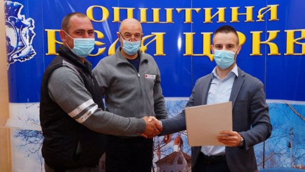 ЗА ИЗБЕГЛИЦЕ ТРИ МИЛИОНА ДИНАРА: У Белој Цркви шест породица добило грађевински материјал ЗА ИЗБЕГЛИЦЕ ТРИ МИЛИОНА ДИНАРА: У Белој Цркви шест породица добило грађевински материјал