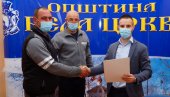 ЗА ИЗБЕГЛИЦЕ ТРИ МИЛИОНА ДИНАРА: У Белој Цркви шест породица добило грађевински материјал ЗА ИЗБЕГЛИЦЕ ТРИ МИЛИОНА ДИНАРА: У Белој Цркви шест породица добило грађевински материјал