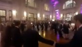 НЕСВРСТАНИ ЗАИГРАЛИ КОЛЦЕ: Весело у Скупштини (ВИДЕО)
