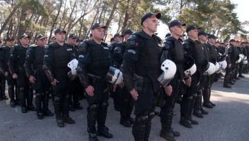 ПОЛИЦИЈА ТРАЖИ ВЕЋЕ ПЛАТЕ: Синдикат УП писао Кривокапићу ПОЛИЦИЈА ТРАЖИ ВЕЋЕ ПЛАТЕ: Синдикат УП писао Кривокапићу