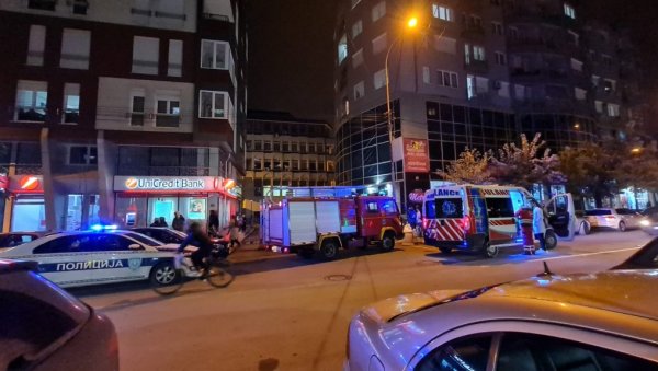 ЕВАКУАЦИЈА СТАНАРА ЗГРАДЕ У НОВОМ ПАЗАРУ: Хитна помоћ, полиција и ватрогасци испред објекта ЕВАКУАЦИЈА СТАНАРА ЗГРАДЕ У НОВОМ ПАЗАРУ: Хитна помоћ, полиција и ватрогасци испред објекта