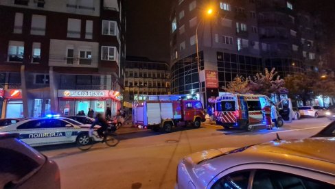 ЕВАКУАЦИЈА СТАНАРА ЗГРАДЕ У НОВОМ ПАЗАРУ: Хитна помоћ, полиција и ватрогасци испред објекта ЕВАКУАЦИЈА СТАНАРА ЗГРАДЕ У НОВОМ ПАЗАРУ: Хитна помоћ, полиција и ватрогасци испред објекта