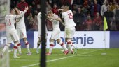 АЛБАНСКИ ХУЛИГАНИ ПРЕКИНУЛИ МЕЧ Гађали флашама играче Пољске и изазвали хаос (ВИДЕО) АЛБАНСКИ ХУЛИГАНИ ПРЕКИНУЛИ МЕЧ Гађали флашама играче Пољске и изазвали хаос (ВИДЕО)