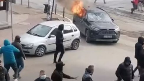 HAOS U KOSOVSKOJ MITROVICI SE NASTAVLJA: Gore automobili, Srbi odgovorili na upad policije lažne države (VIDEO) HAOS U KOSOVSKOJ MITROVICI SE NASTAVLJA: Gore automobili, Srbi odgovorili na upad policije lažne države (VIDEO)