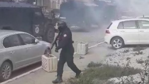 ПОГЛЕДАЈТЕ: Тренутак када су припадници РОСУ упуцали Србина у леђа (ВИДЕО) ПОГЛЕДАЈТЕ: Тренутак када су припадници РОСУ упуцали Србина у леђа (ВИДЕО)