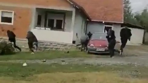 НОВИ ЗАСТРАШУЈУЋИ СНИМАК СА КОСОВА: Албански специјалци отворили рафалну паљбу по Србима (ВИДЕО) НОВИ ЗАСТРАШУЈУЋИ СНИМАК СА КОСОВА: Албански специјалци отворили рафалну паљбу по Србима (ВИДЕО)