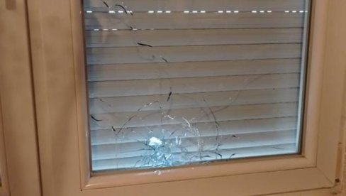 IZREŠETANA KUĆA U ZVEČANU: Potresne slike posle napada na Srbe na KiM (FOTO) IZREŠETANA KUĆA U ZVEČANU: Potresne slike posle napada na Srbe na KiM (FOTO)
