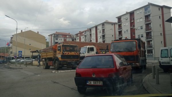 НОВЕ БАРИКАДЕ НА СЕВЕРУ КИМ: Огорчени упадом РОСУ, Срби блокирали пут код Звечана и у Северној Митровици (ФОТО) НОВЕ БАРИКАДЕ НА СЕВЕРУ КИМ: Огорчени упадом РОСУ, Срби блокирали пут код Звечана и у Северној Митровици (ФОТО)